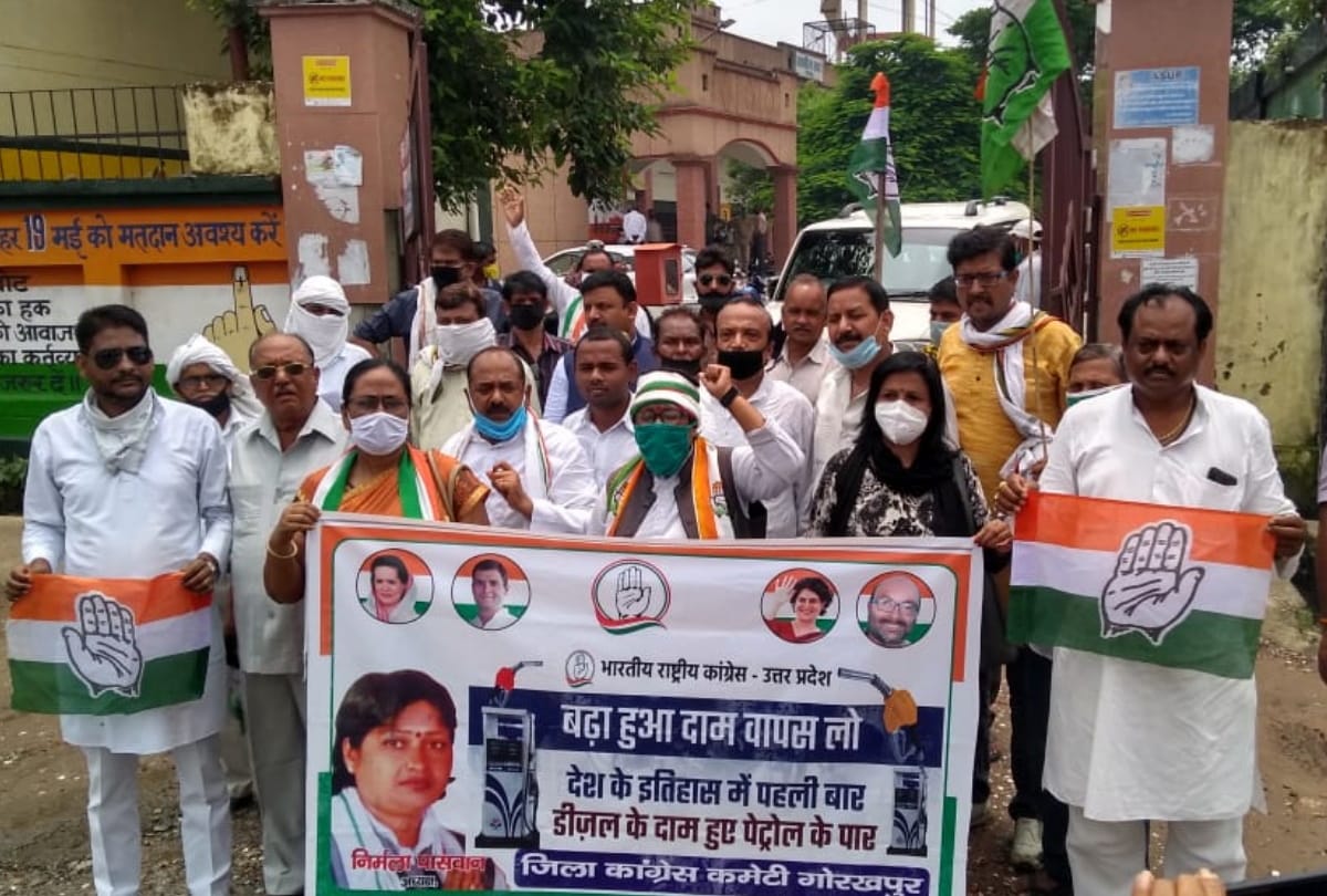 Congress District President Nirmala Paswan send memorandum to Governor regarding increased prices of petrol
