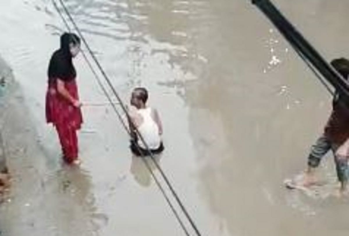 faridabad drunk man create drama on road wife came to take him home denied then beat him with stick drag him home