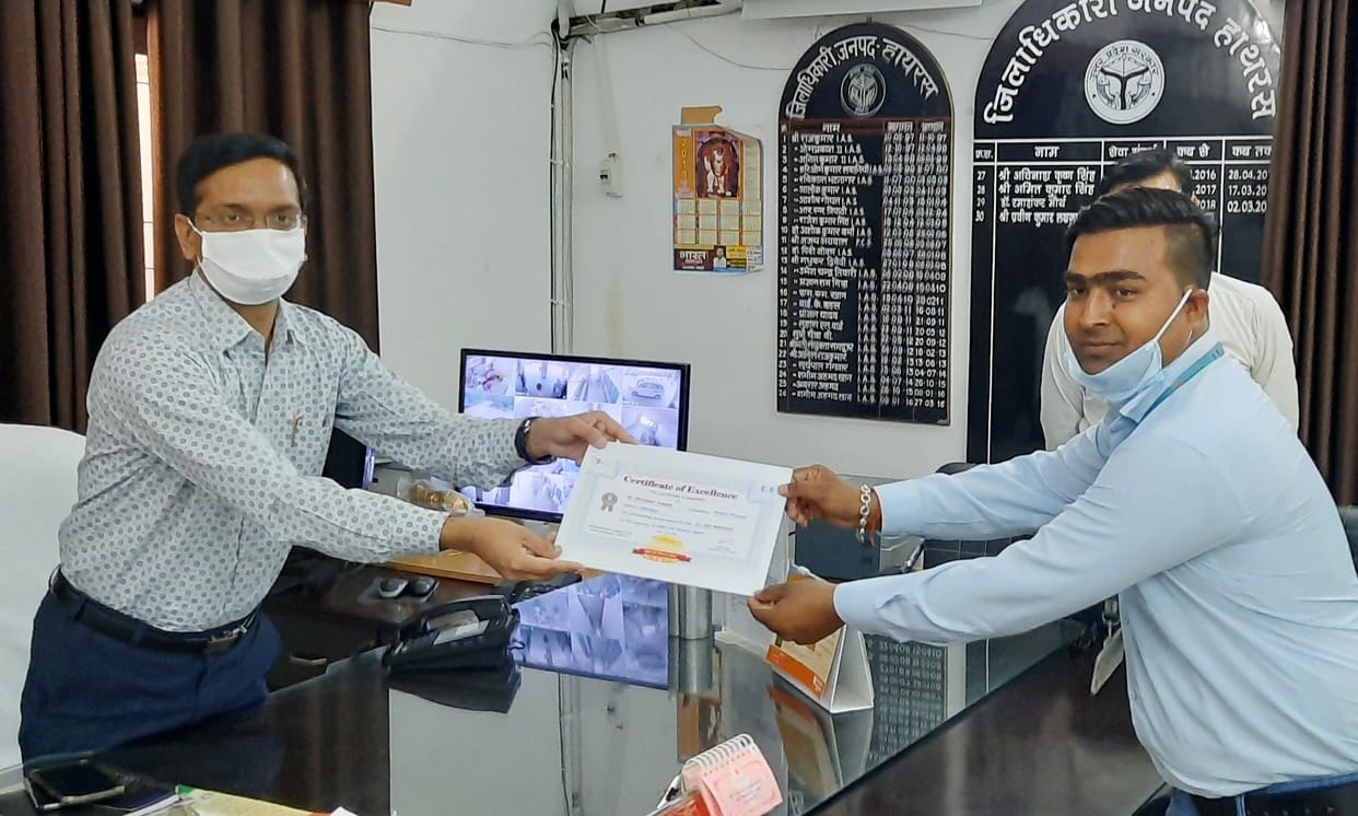 Hathras: VLEs awarded for better services
