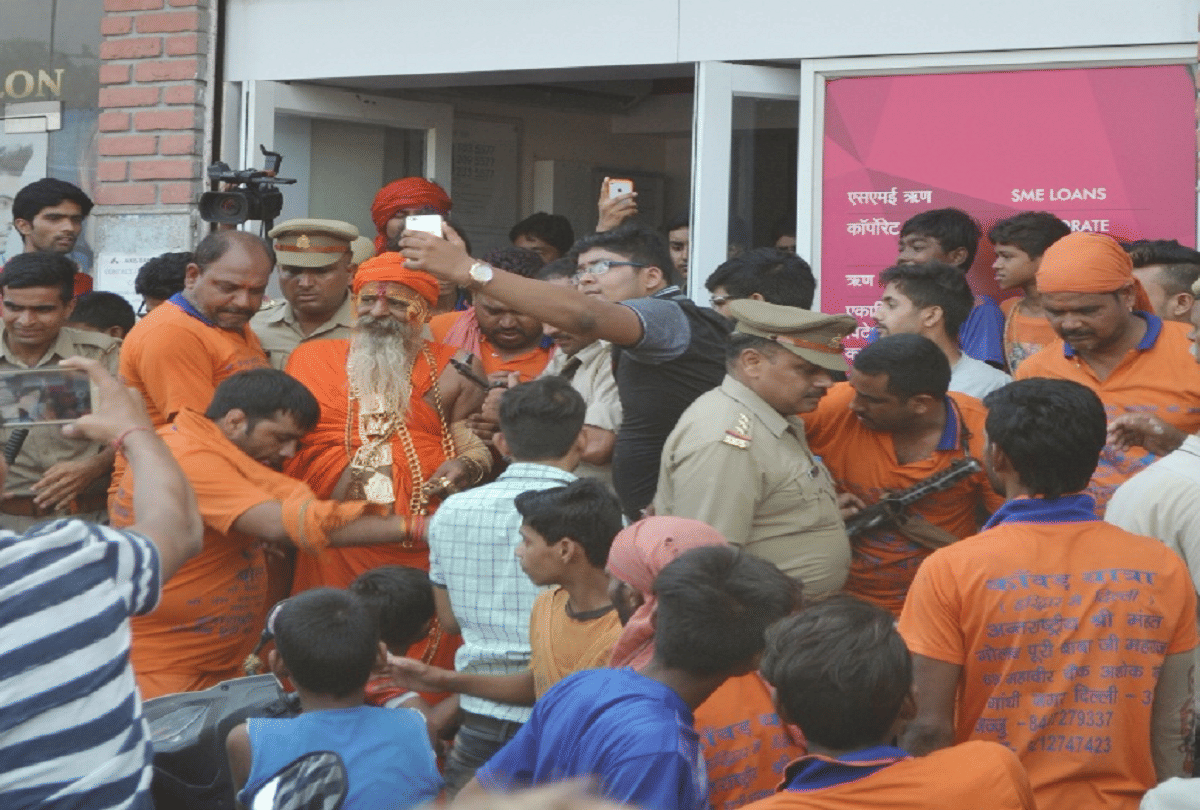 golden baba sudhir kumar makkad why called Golden Baba 25 to 30 guards give security