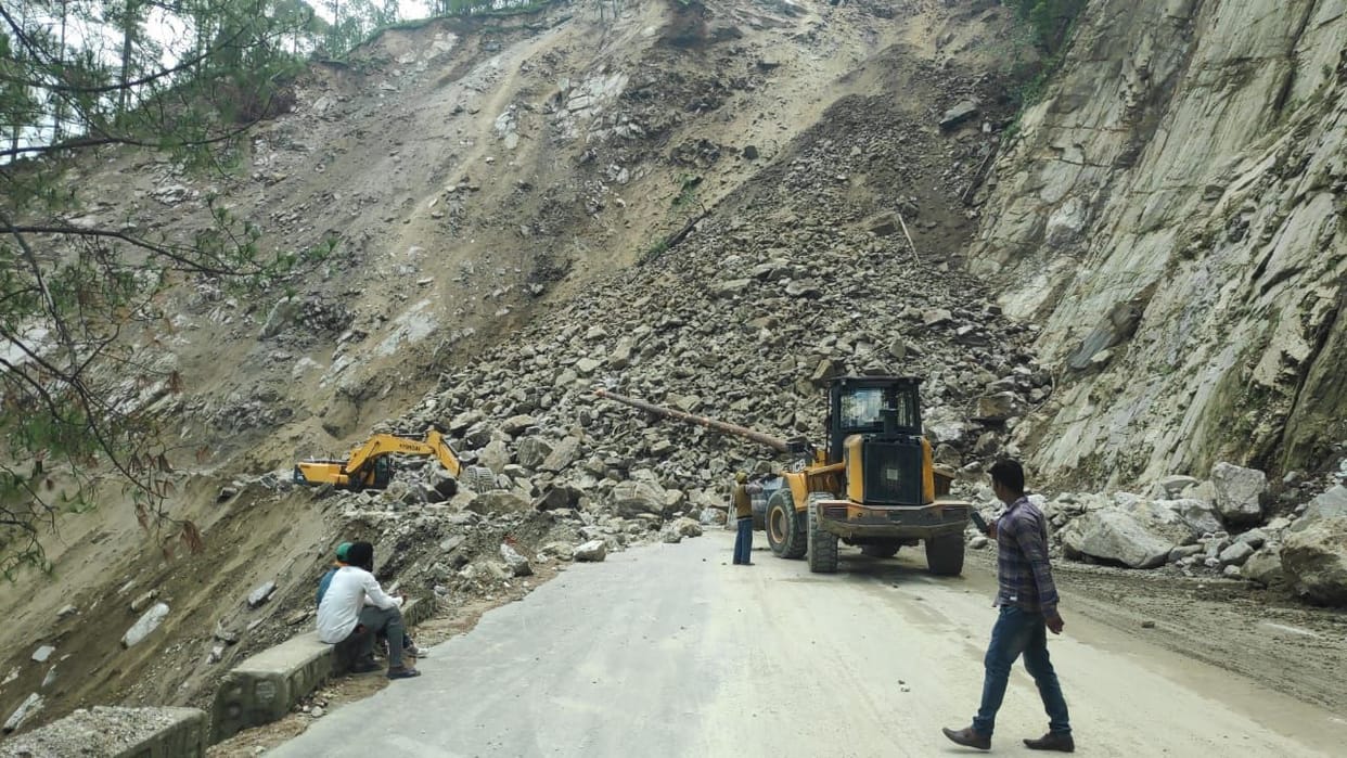 NH remained closed between Dhon and Swanla due to debris
