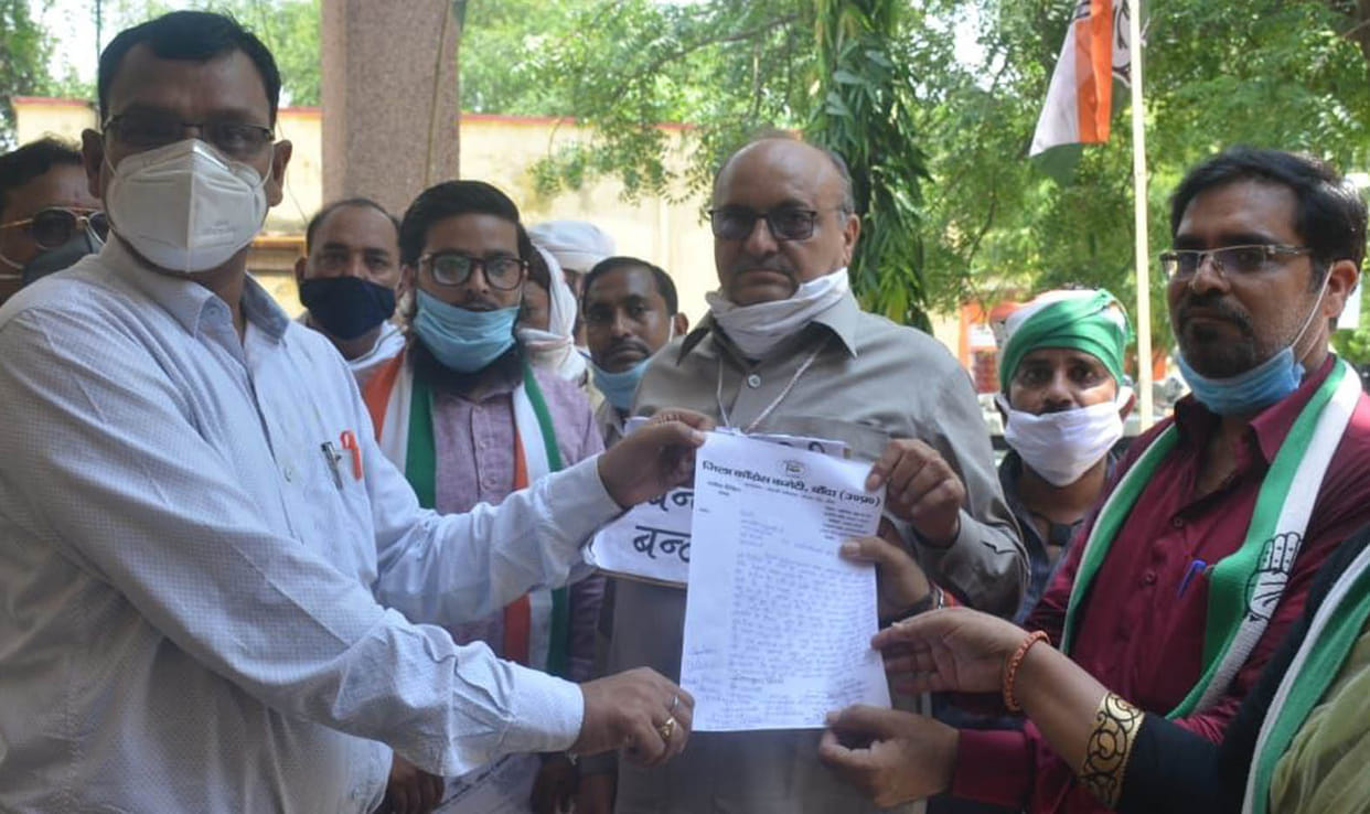 Congressmen demonstrate on increase in fuel prices