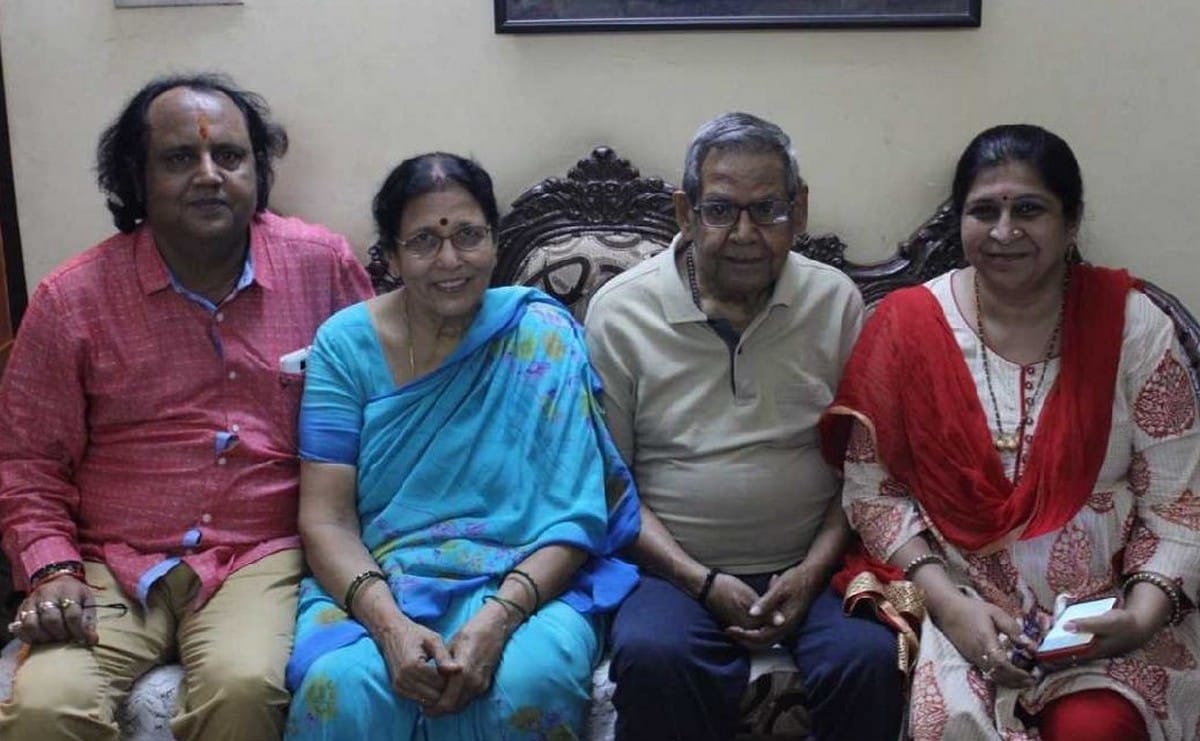 Doctors Day 2020: National doctors day coronavirus doctor with family serve india in pandamic situation in varanasi