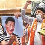 जम्मू में चीन के राष्ट्रपति शी जिनपिंग का पोस्टर जलाते एक संगठन के कार्यकर्ता।