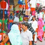 बाजार में खरीदारी करते लोग