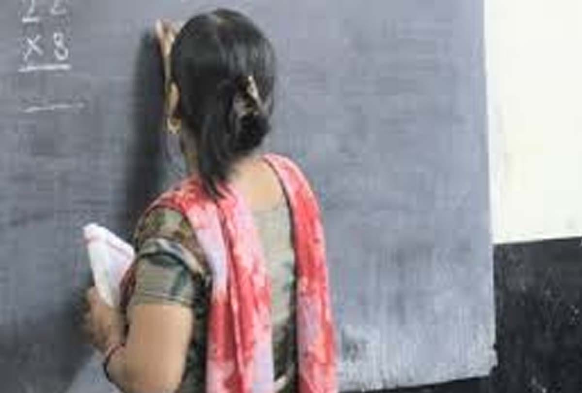 Report against fake teacher in hardoi
