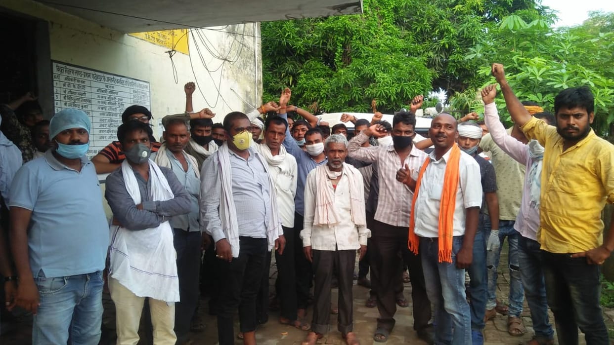 sanvida karmee ke shav ko esee kaaryaalay mein rakh kiya pradarshan