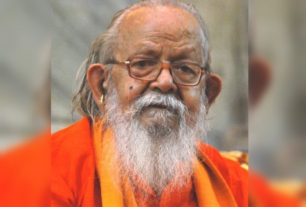 Mahant Avadyanath presented an example by having food at Raja Dom