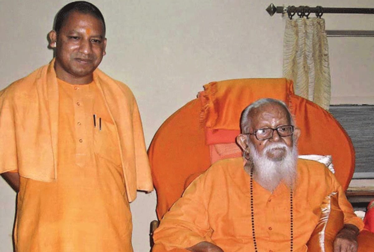 Mahant Avadyanath presented an example by having food at Raja Dom