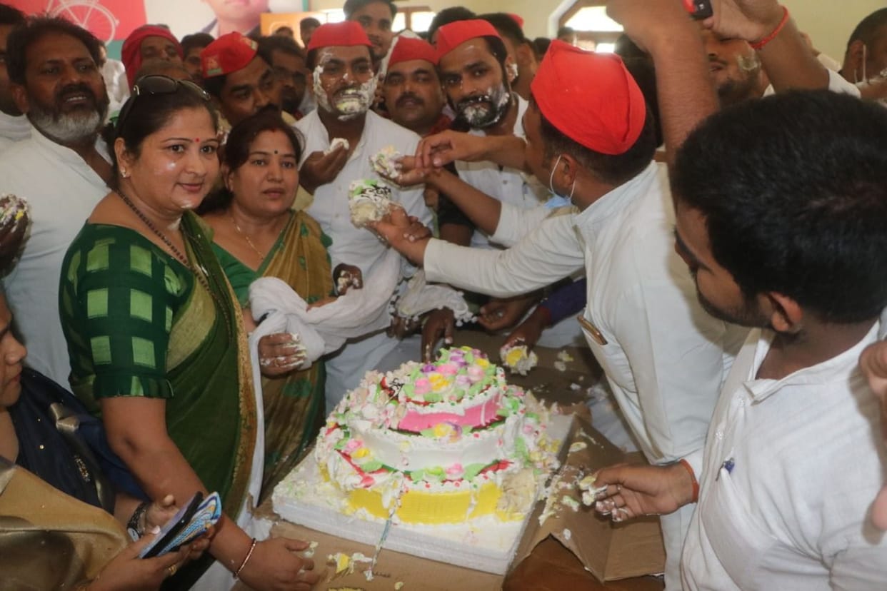 Akhileshs birthday celebrated by cutting 21 kg cake