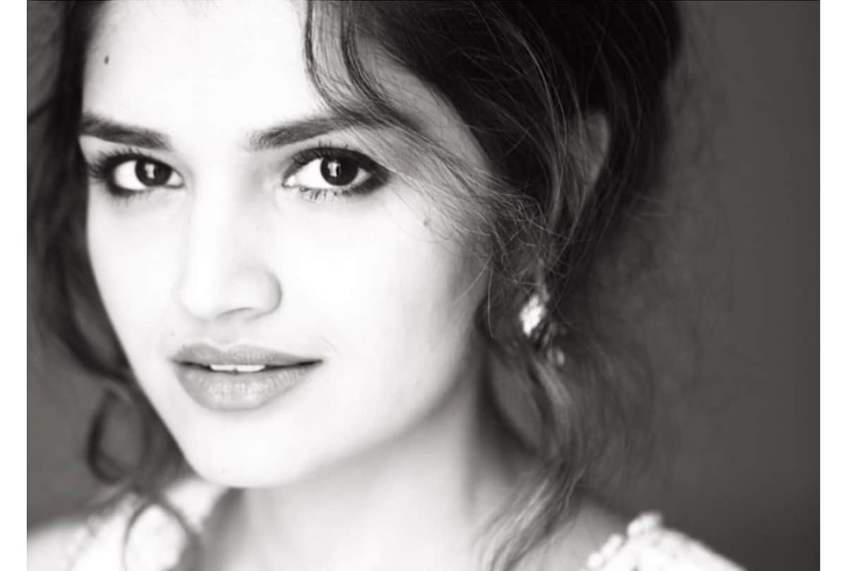 bollywood actress tara alisha berry glamorous look and photos