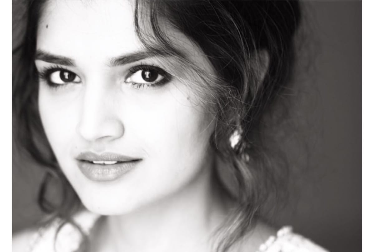 bollywood actress tara alisha berry glamorous look and photos
