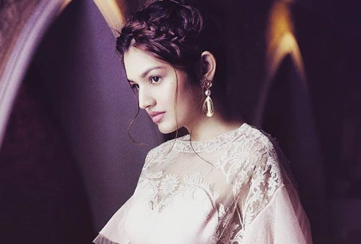 bollywood actress tara alisha berry glamorous look and photos