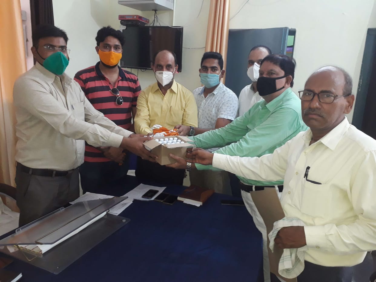 Distribute 500 masks and 250 sanitizers