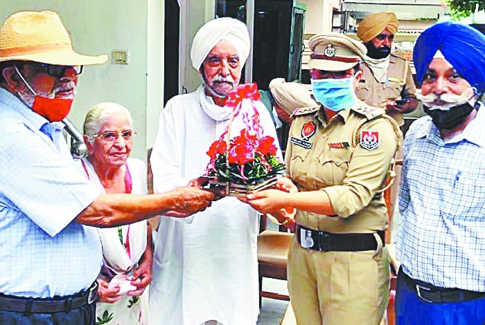 The police team reached the doorstep of the 92-year-old elderly- Happy Birthday to you