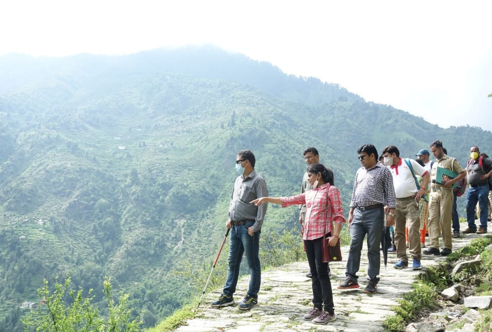 DM Bageshwar Ranjana rajguru walked 12 kilometers for inspection Facility in Khati village