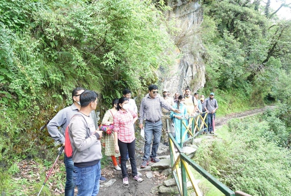 DM Bageshwar Ranjana rajguru walked 12 kilometers for inspection Facility in Khati village