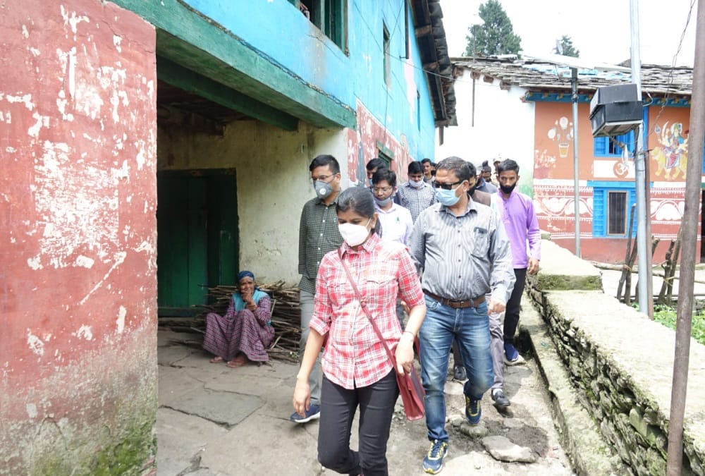 DM Bageshwar Ranjana rajguru walked 12 kilometers for inspection Facility in Khati village