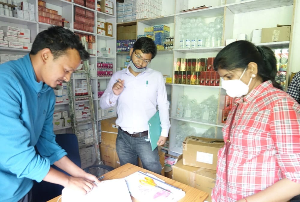 DM Bageshwar Ranjana rajguru walked 12 kilometers for inspection Facility in Khati village