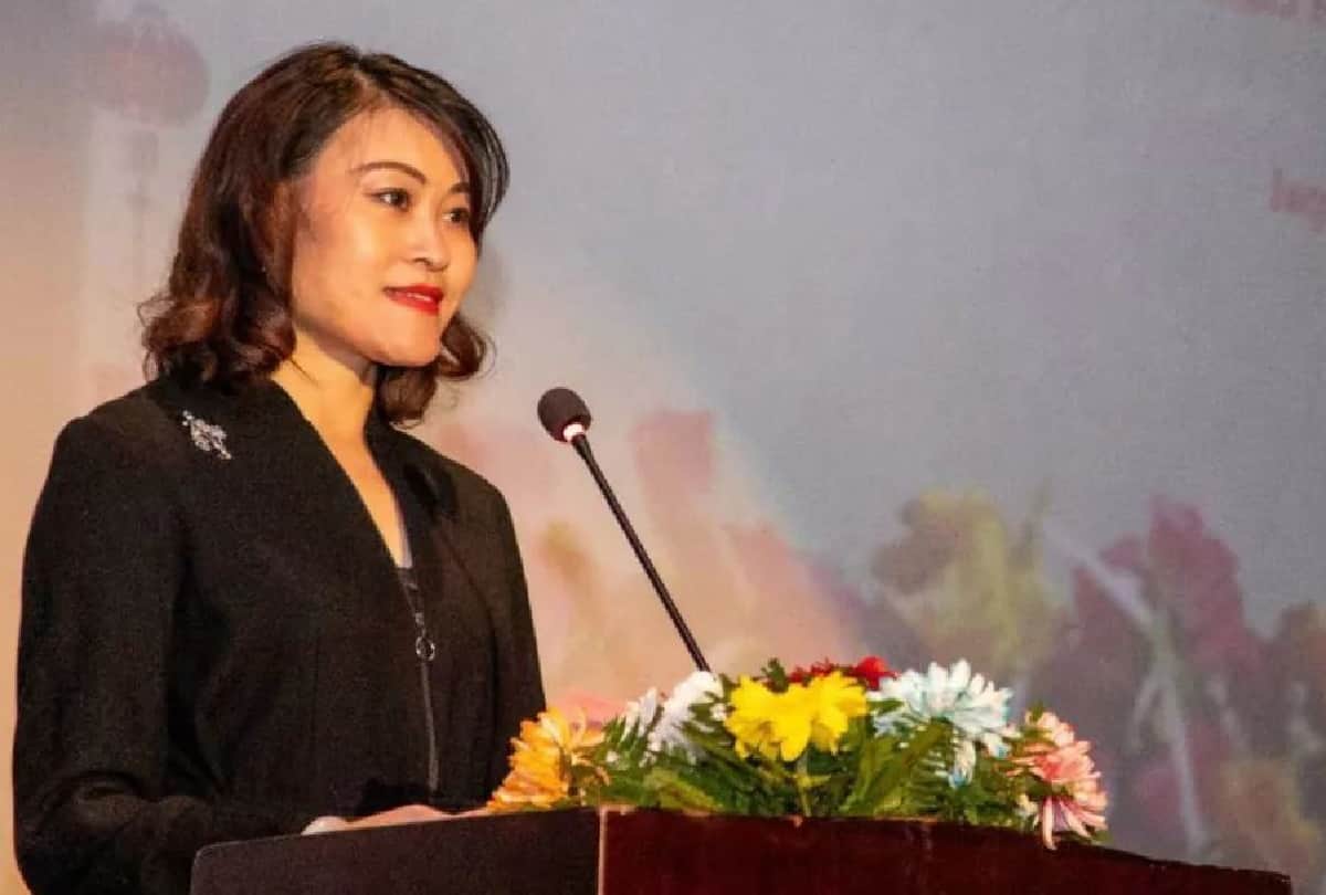 Dashing and stylish look of Hou Yanqi Social media sensation Chinese ambassador in Nepal, had diplomat of China in Pakistan