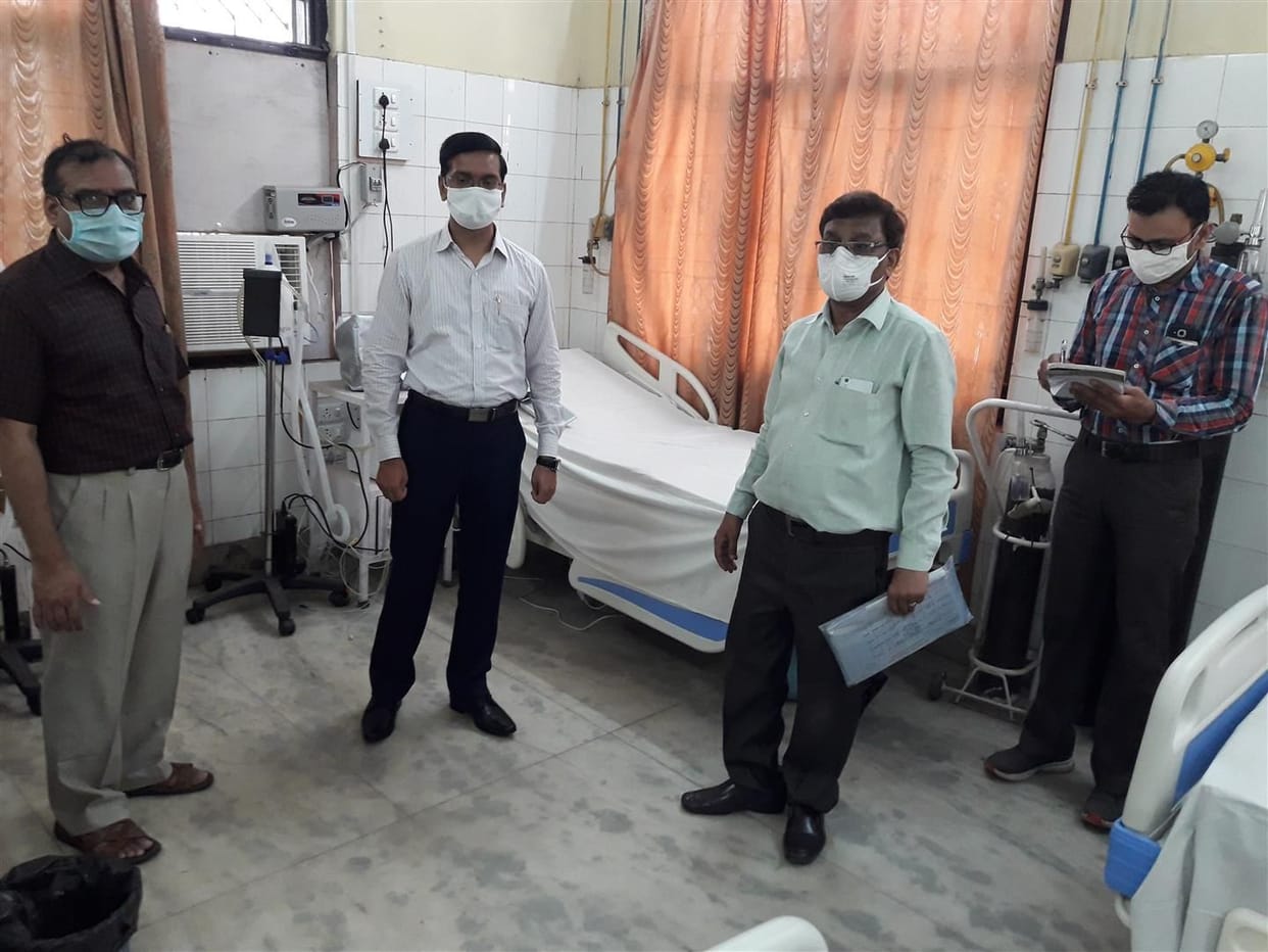 Hathras: 35 doctors and employees found absent, salary cut