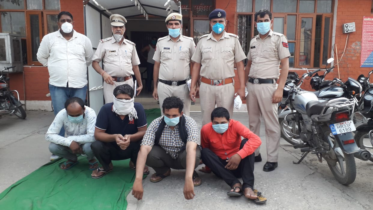 Four accused arrested for robbing two lakh 42 thousand rupees