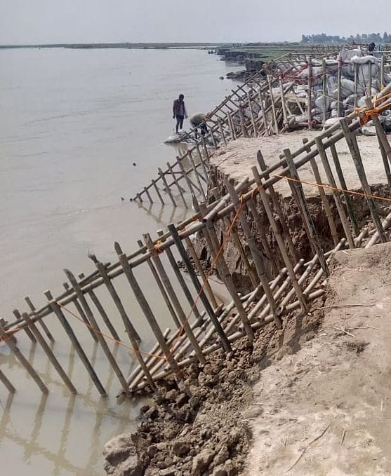 bina baadh aabaadee tak pahuncheen ganga, do gaanv khatare mein