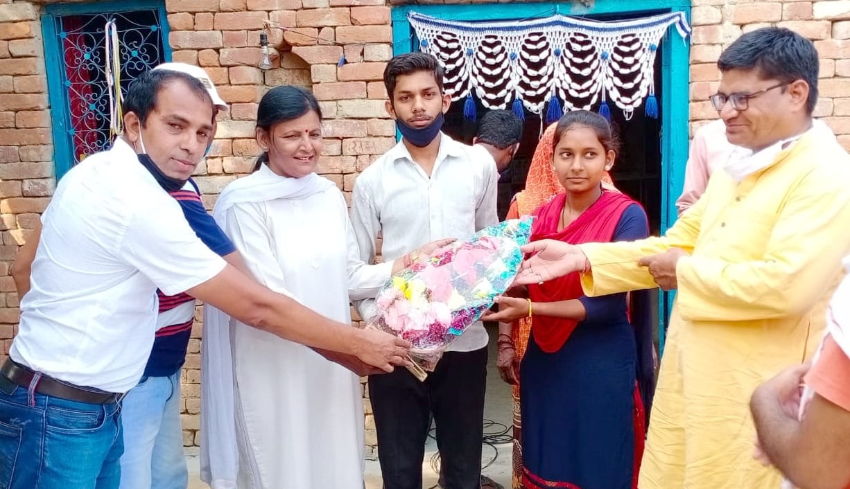 Topper siblings Renu and Navneet honored