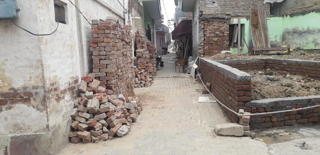 The fleeing crooks were running bricks on the police