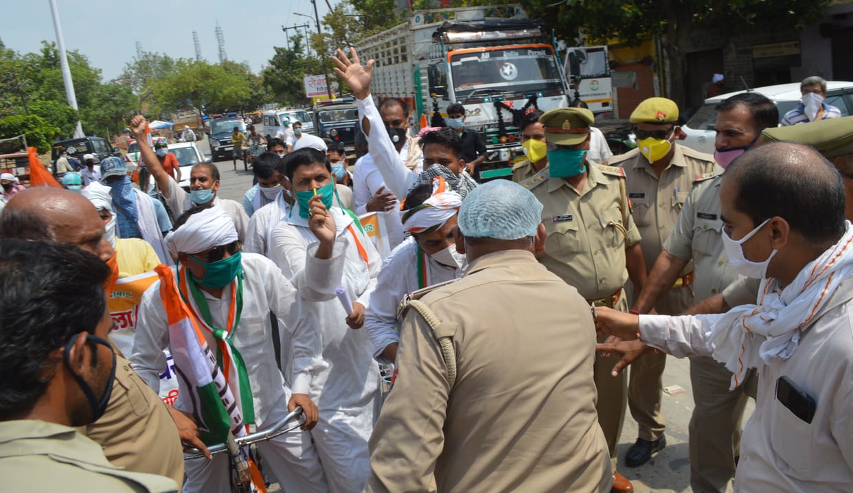 Hathras: Police stopped Congressmen going to tehsil after taking out procession, crackling noose
