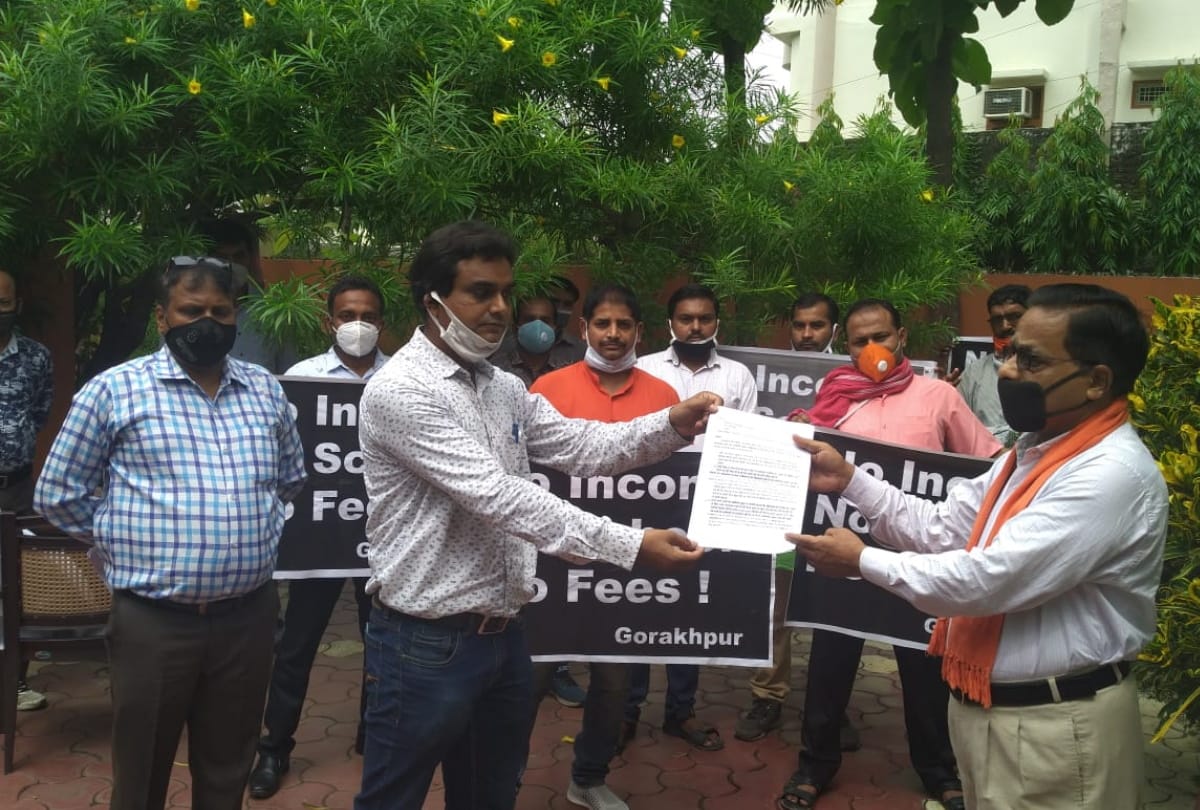 students parents submitted Memorandum to MLA RMD aggrawal for waiving school fees