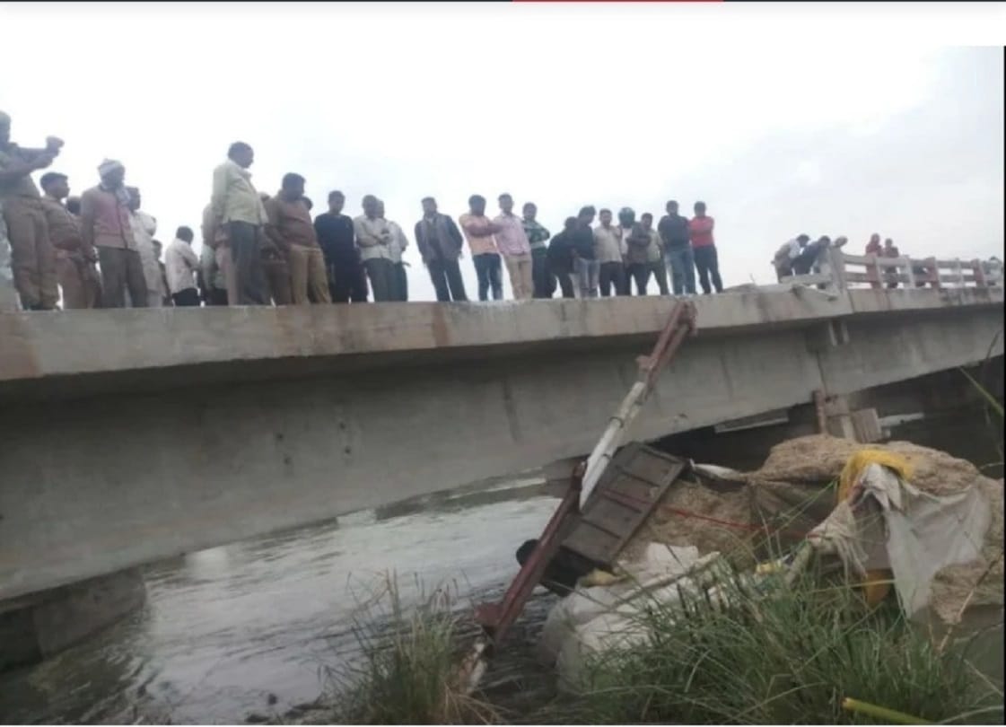Up police made children to drag dead body out of canal in bulandshahr video goes viral cops called police line
