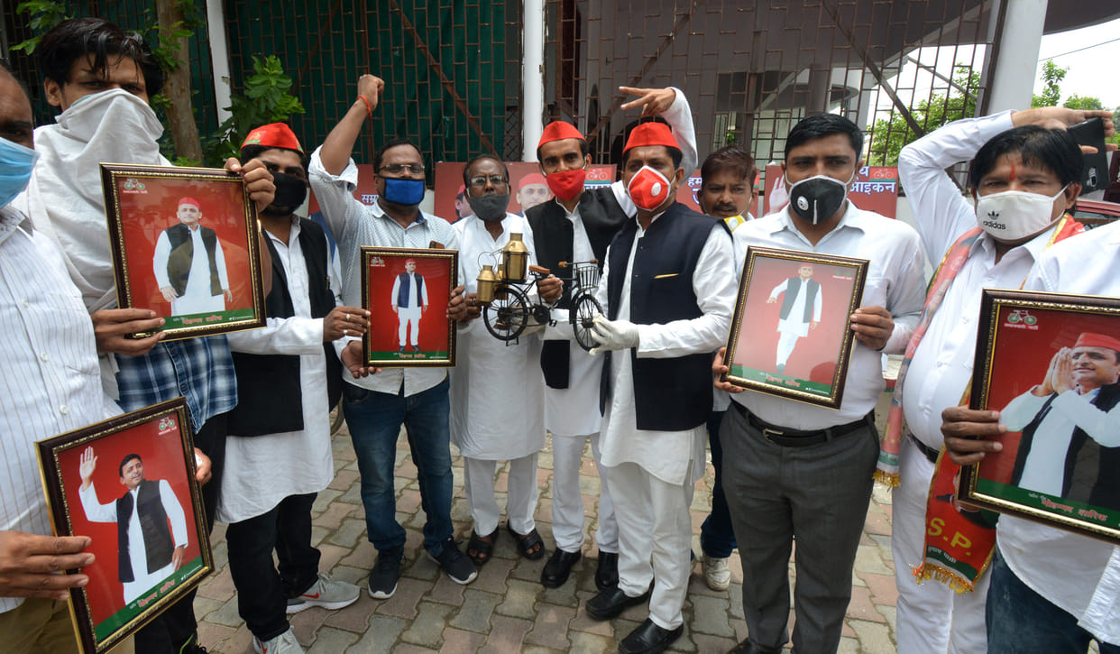 Akhilesh Yadav Birthday: Cut cake, distribute clothes, plantation on Akhilesh Yadav's birthday