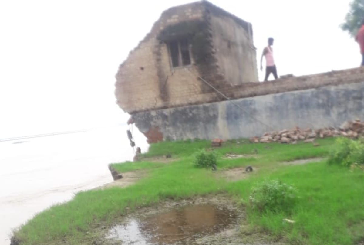 Gorakhpur Monsoon Weather: Home drown in rapti river after increase in water level due to heavy rain