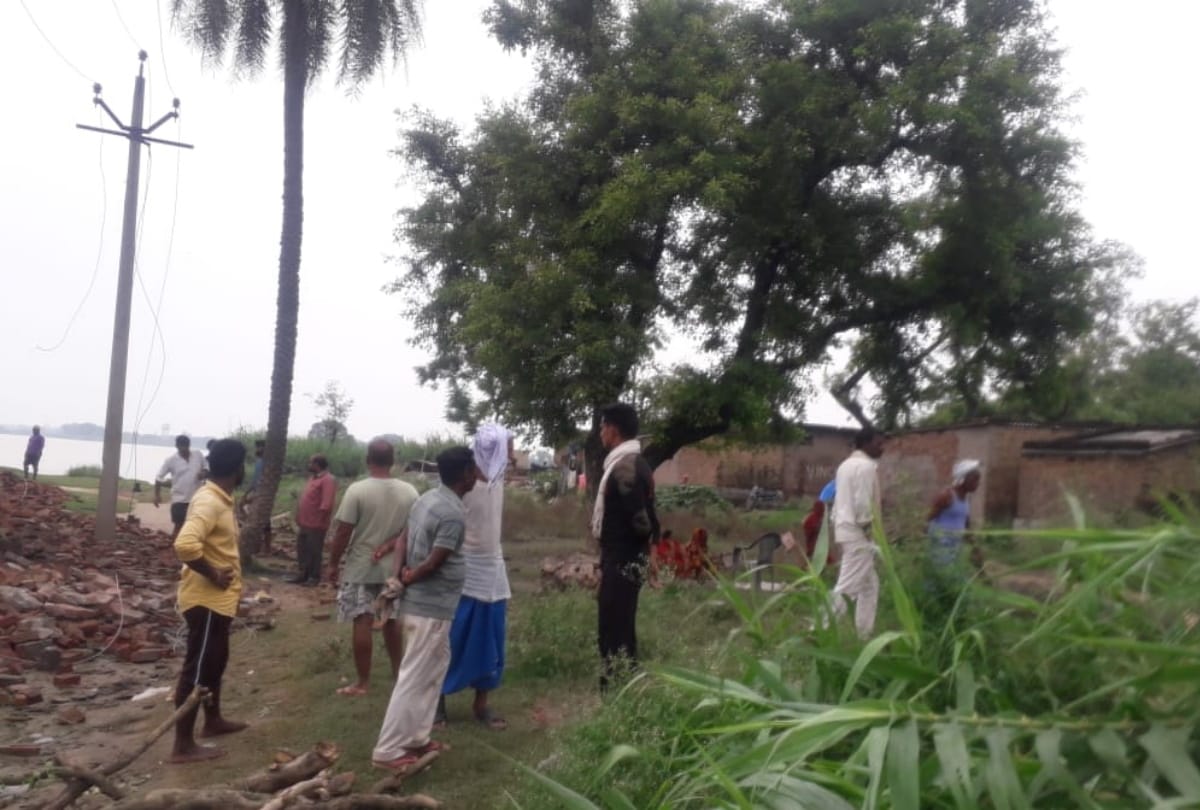 Gorakhpur Monsoon Weather: Home drown in rapti river after increase in water level due to heavy rain