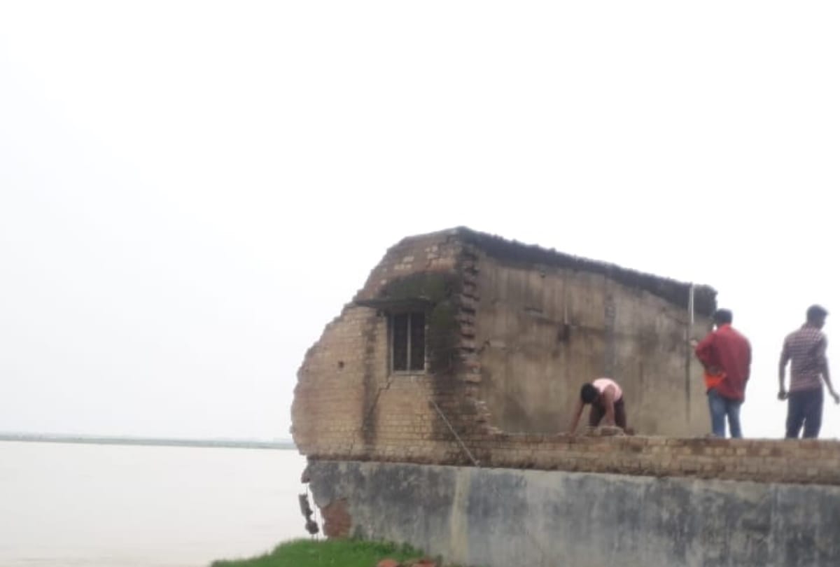 Gorakhpur Monsoon Weather: Home drown in rapti river after increase in water level due to heavy rain