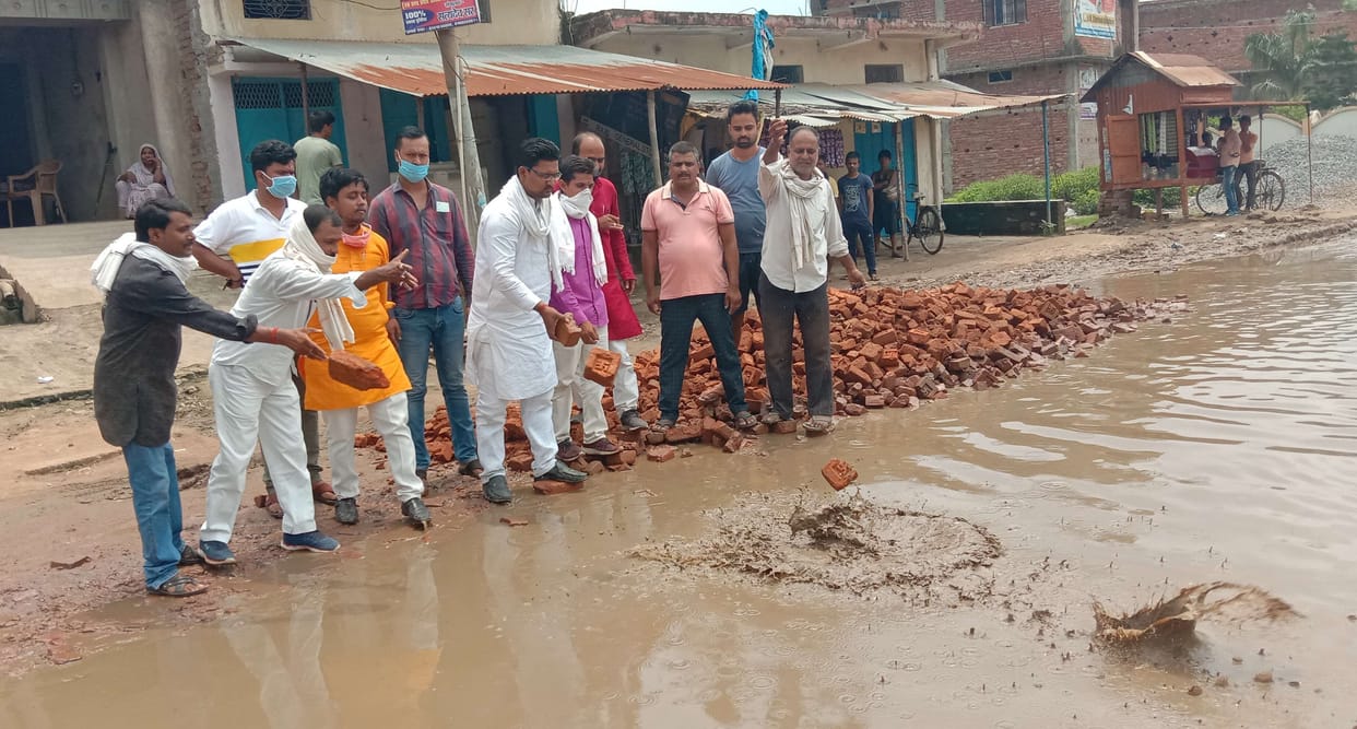 BJP workers cracked pits on the roads