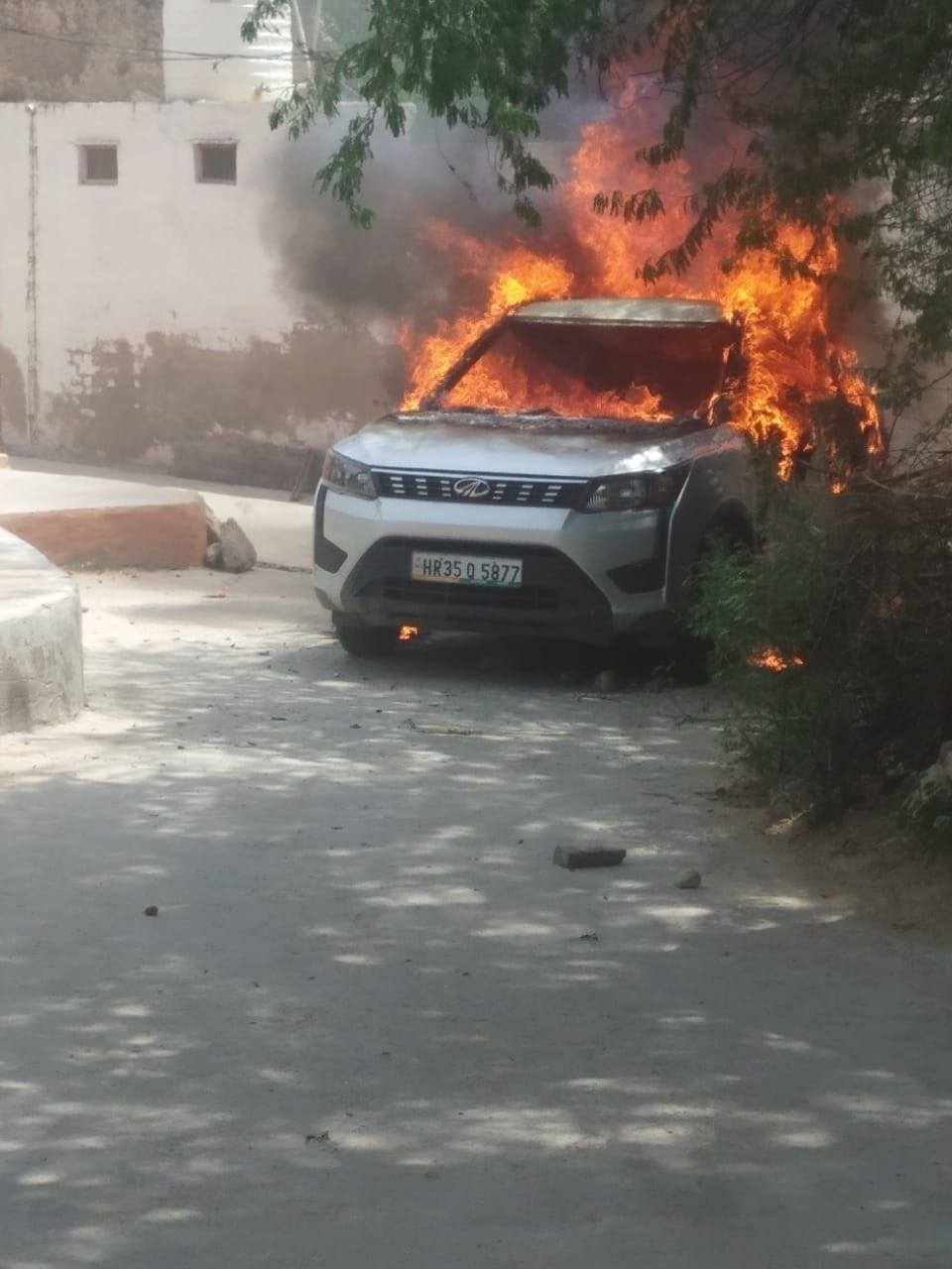 two groups infured in a fight, car fire