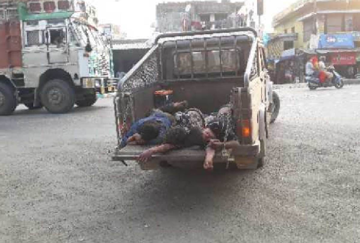 three men injured in an accident, Policemen loaded  injured people into dumper like animals