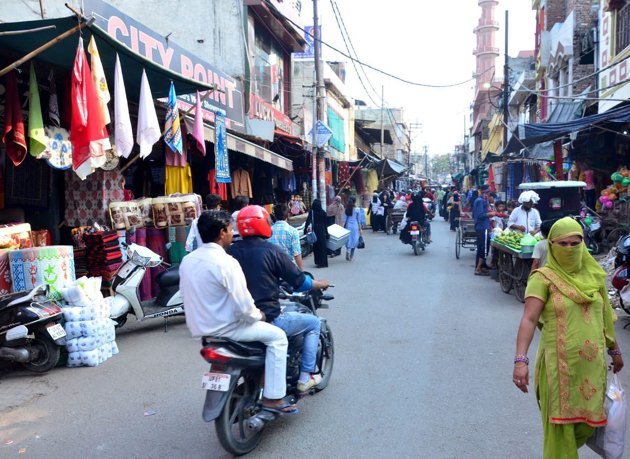 Aligarh: Market opened after 102 days, customer absent in afternoon, walking in evening
