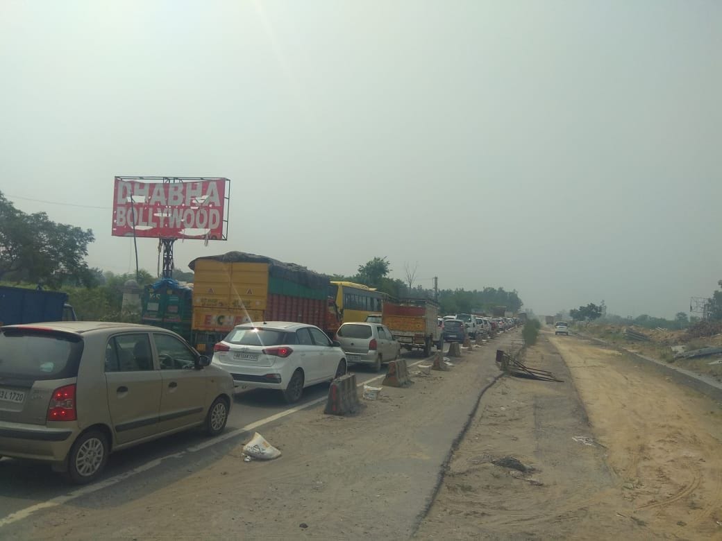 Three kilometers long highway jammed due to trolley tire burst on GT road