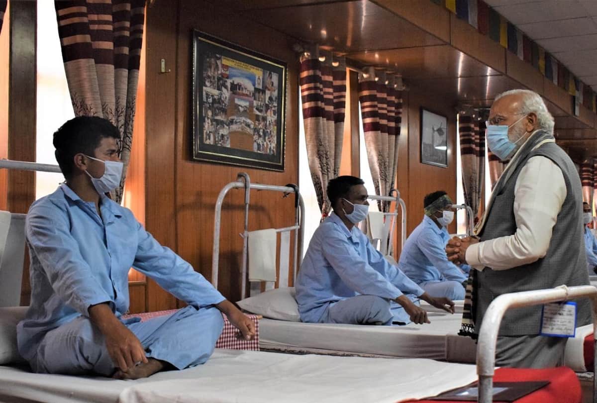 Prime Minister Modi reached Leh boosted troops posted on ground zero