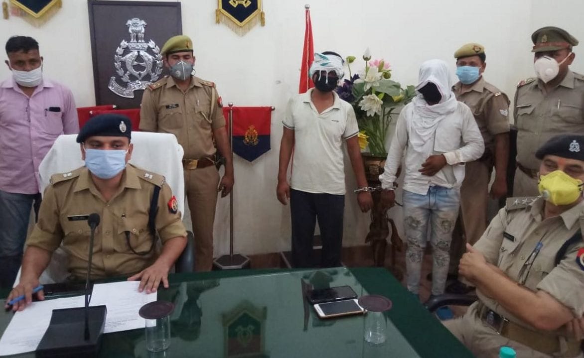 Two members of gangs who withdraw money changed ATM card