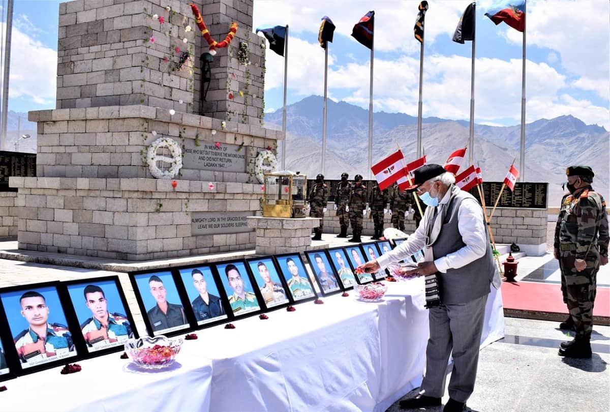 Prime Minister Modi reached Leh boosted troops posted on ground zero