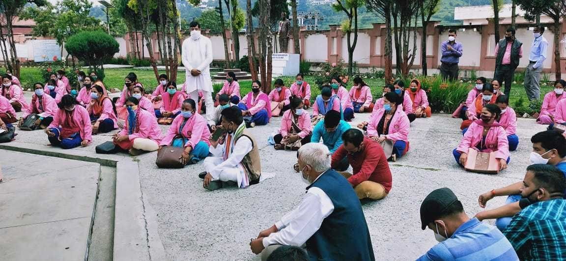 Asha, outraged by the dismissal, performed in the Collectorate