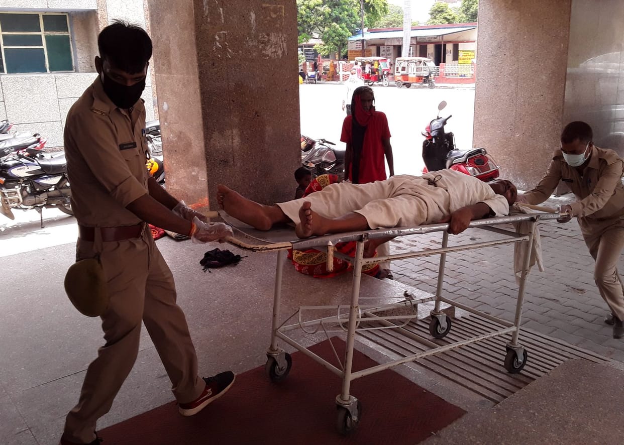 Stretchers had to pull captive guards for a sick prisoner