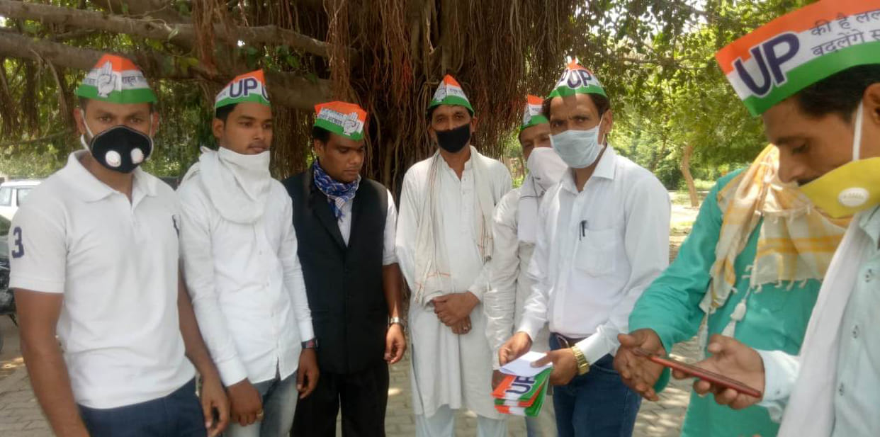 shahanavaaj kee giraphtaaree ke virodh mein kaangresiyon ne diya gyaapan