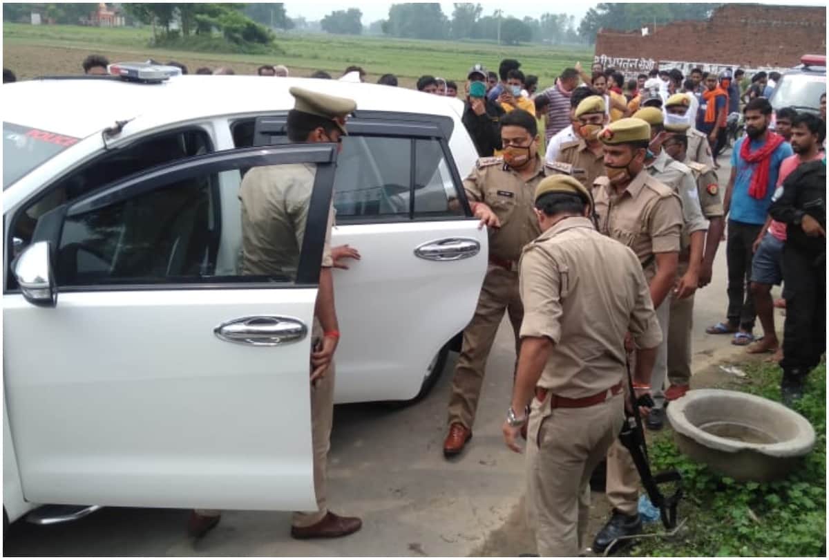 prayagraj holagarh murderer attacked on neck of mother daughter son