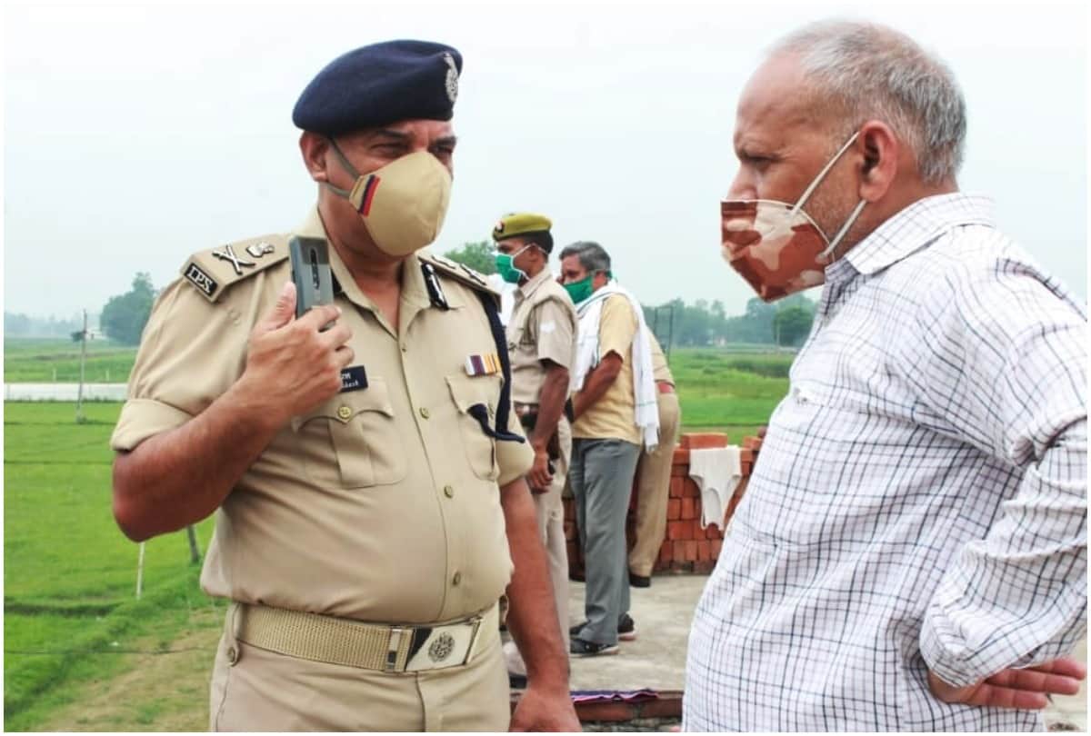 prayagraj holagarh murderer attacked on neck of mother daughter son