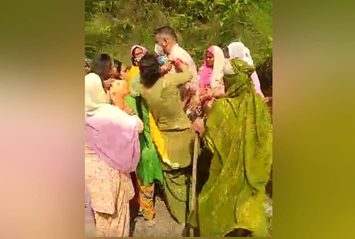 people protest on road video viral on social media in kangra himachal pradesh